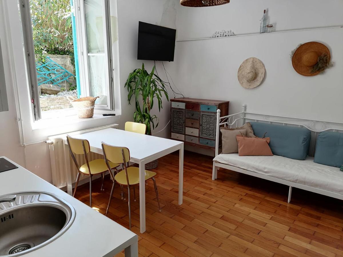 Little Garden Apartment ไพราน ภายนอก รูปภาพ