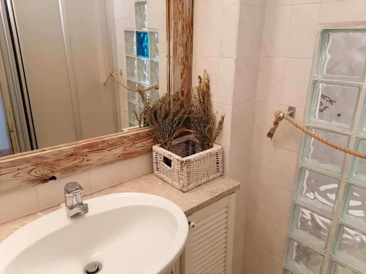 Little Garden Apartment ไพราน ภายนอก รูปภาพ