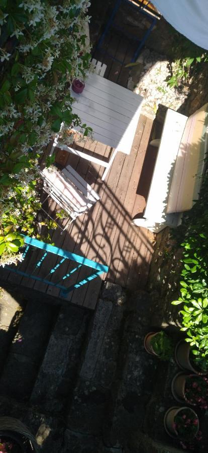 Little Garden Apartment ไพราน ภายนอก รูปภาพ