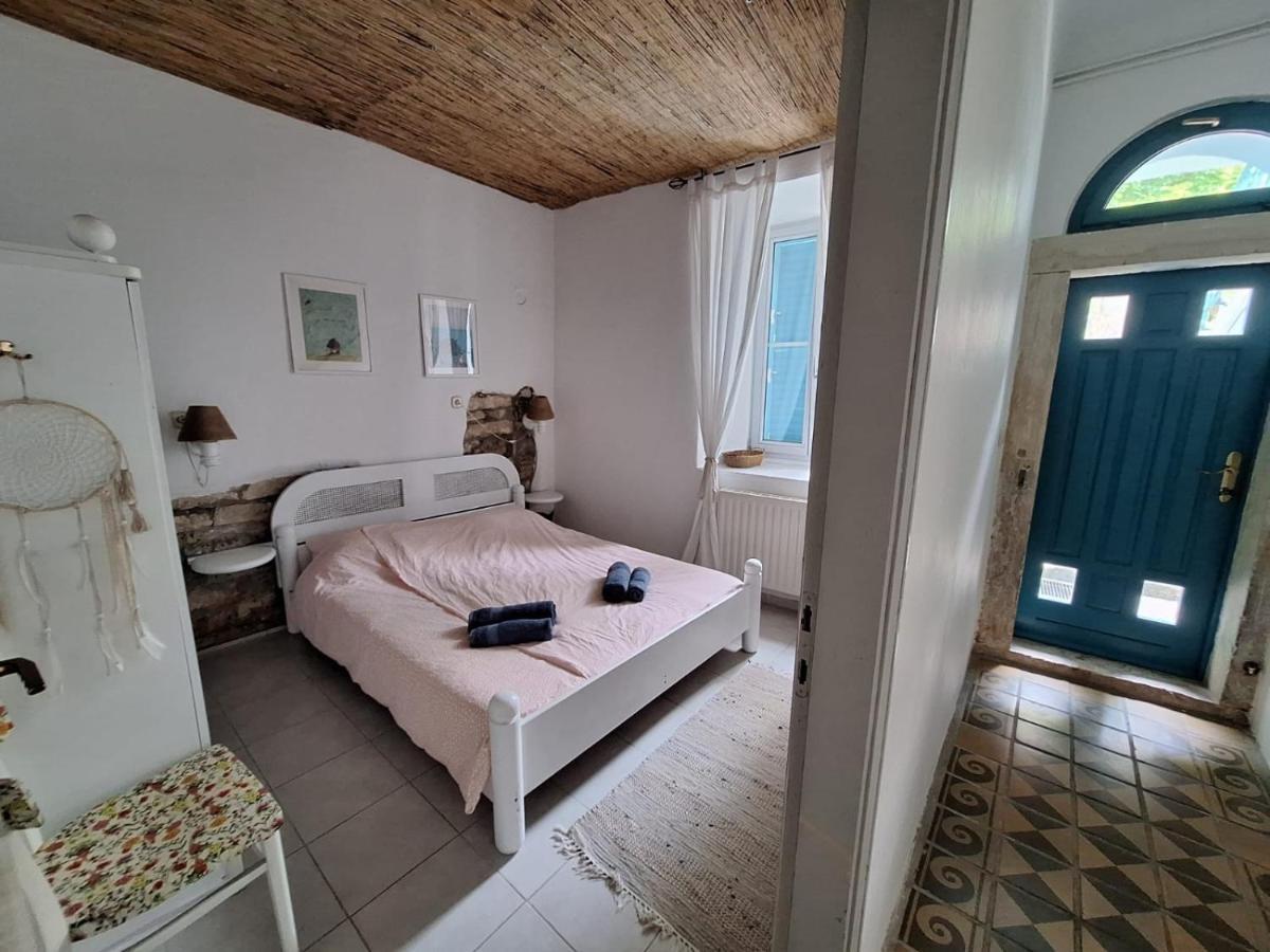 Little Garden Apartment ไพราน ภายนอก รูปภาพ